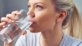 Boire de l'eau pendant un repas est vraiment bon pour la santé selon les experts ?