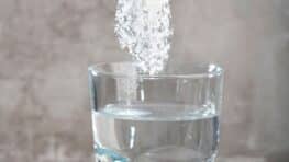 Canicule : ajoutez simplement ces 2 ingrédients à votre eau pour éviter les coups de chaud