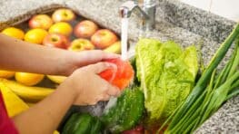 Ce geste indispensable pour réduire les pesticides sur vos légumes et les risques d'intoxication