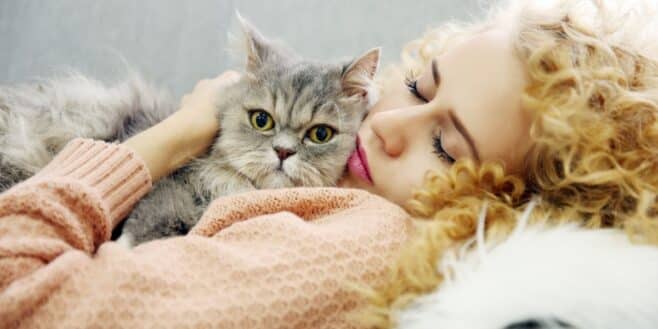 Ces choses que personne ne vous dit si vous voulez dormir avec votre chat