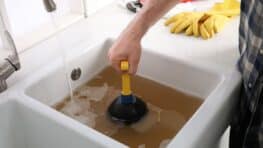 Cet ingrédient que tout le monde a en cuisine peut déboucher toutes vos canalisations