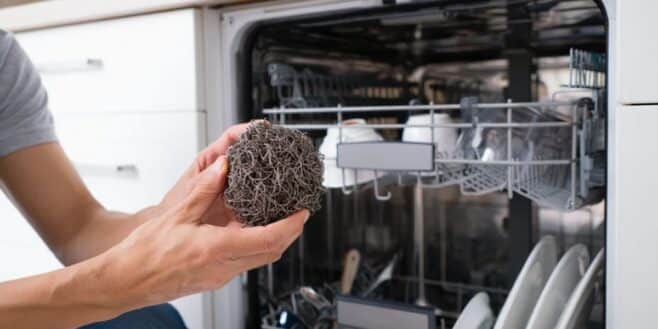 Cette astuce avec une éponge en inox transforme l’efficacité de votre lave-vaisselle