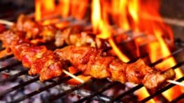 Cette astuce de campeur avec une simple chips va changer vos barbecues