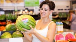 Cette astuce des deux doigts permet de choisir la meilleure pastèque au supermarché