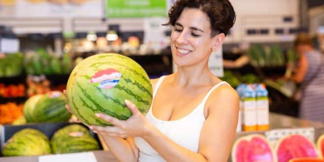 Cette astuce des deux doigts permet de choisir la meilleure pastèque au supermarché