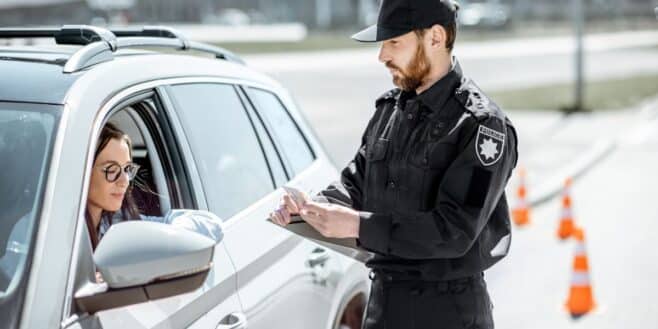 Cette mauvaise habitude en voiture peut vous coûter 18 000 € d'amende