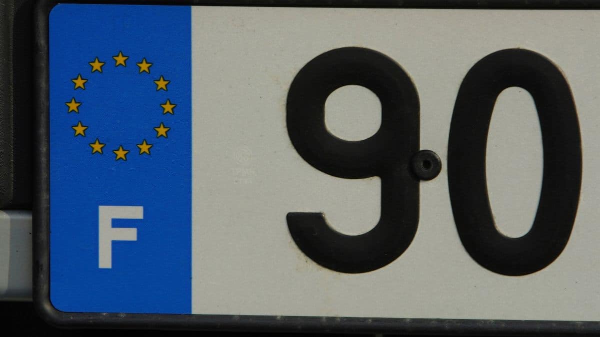 Cette technique bien ficelée est une énorme arnaque aux plaques d’immatriculation