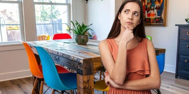 Ceux qui ont cette petite habitude à table avec leur chaise partagent souvent ces 10 qualités hors du commun