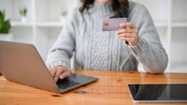 Crédit conso : des frais s'ajoutent, mais vous pourriez éviter de les payer grâce à cette astuce