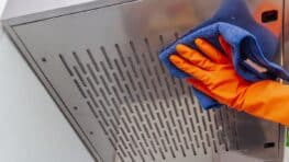 Fini la graisse sur votre hotte de cuisine avec cette astuce magique qui la rendra comme neuve