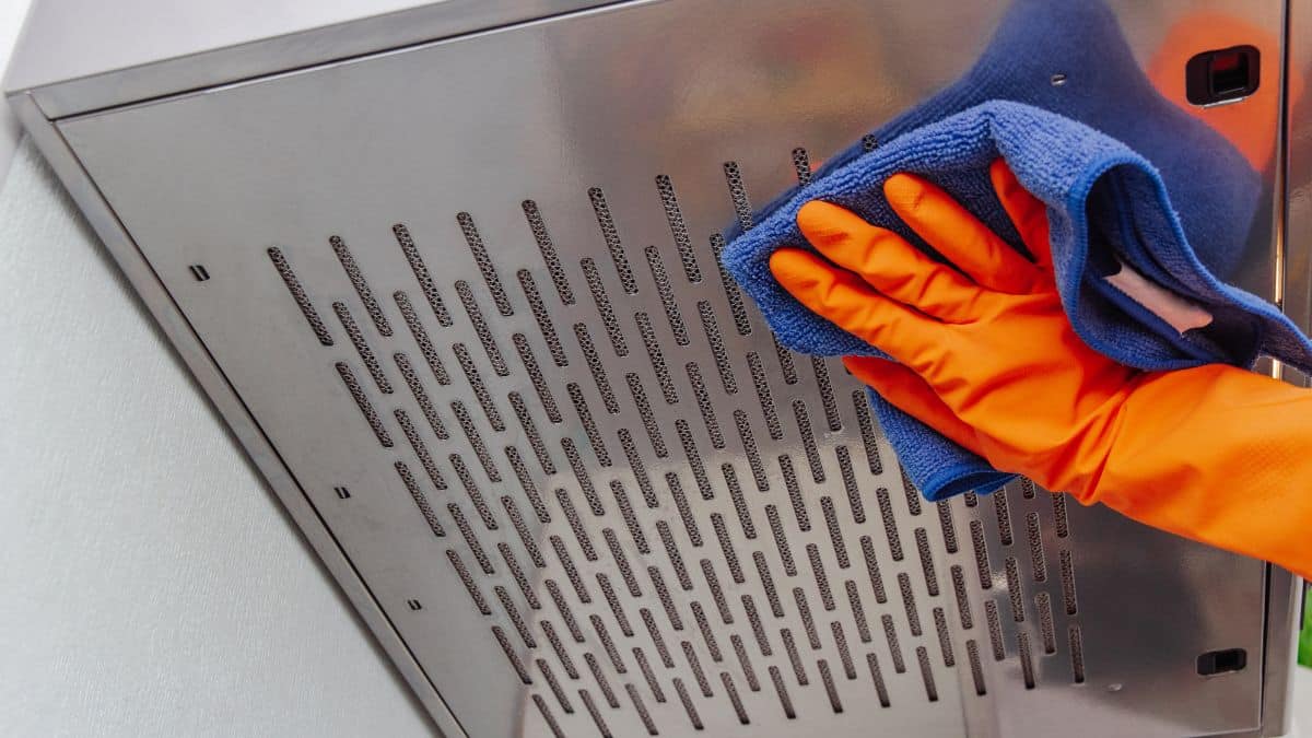 Fini la graisse sur votre hotte de cuisine avec cette astuce magique qui la rendra comme neuve