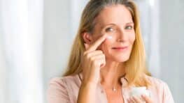 « J’ai enfin trouvé ce qui marche » : les 2 sérums anti-âge validés par 60 Millions de Consommateurs