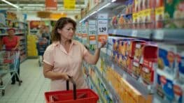 « J’ai halluciné en voyant les prix » : ces départements où faire ses courses coûte (beaucoup) plus cher l’été