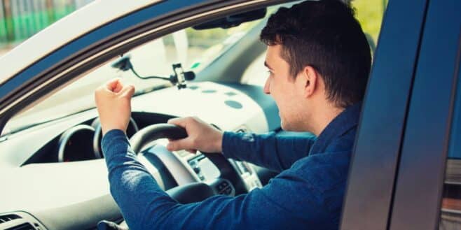 « Je ne savais même pas que c’était interdit » : cette habitude coûte 450 € aux automobilistes