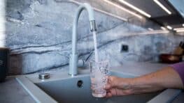 La méthode idéale qui filtre l'eau du robinet pour supprimer les microplastiques et les bactéries selon 60 Millions de consommateurs