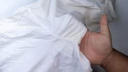 La méthode infaillible pour retirer les tâches jaunes de transpiration aux aisselles sur des vêtements blancs