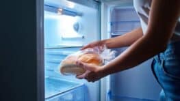 Le geste que vous ne devriez plus jamais faire pour congeler votre pain