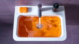 Oubliez vinaigre et bicarbonate : ce simple ingrédient débouche vos canalisations et supprime les odeurs