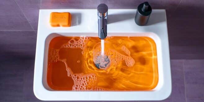Oubliez vinaigre et bicarbonate : ce simple ingrédient débouche vos canalisations et supprime les odeurs