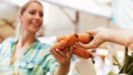 Scandale sur les marchés : un tiers des fruits et légumes trompent les consommateurs