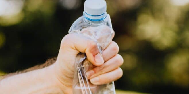 Tout le monde fait cette erreur avec ses bouteilles en plastique mais cela est une très mauvaise idée