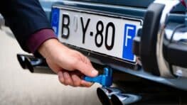 Une lourde amende pour tous les automobilistes qui ont cet autocollant sur leur plaque d’immatriculation