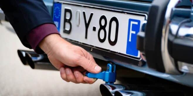 Une lourde amende pour tous les automobilistes qui ont cet autocollant sur leur plaque d’immatriculation