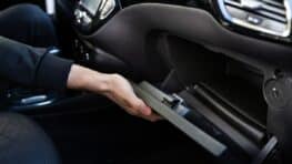 Voiture : pourquoi vous devriez toujours laisser la boite à gant ouverte ?