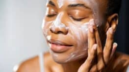 Vous avez plus de 50 ans ? Cette astuce avec la crème Nivea rajeunit le regard en quelques jours