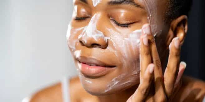 Vous avez plus de 50 ans ? Cette astuce avec la crème Nivea rajeunit le regard en quelques jours