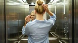 Vous pensiez que les miroirs d’ascenseur servaient à se recoiffer ? La vraie explication va vous étonner