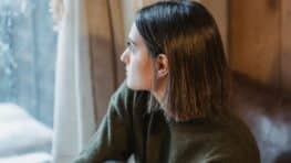 Vous préférez rester chez vous que voir vos amis ? Ce que cela cache selon la psychologie