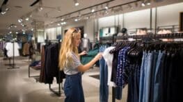 Zara a trouvé le chemisier en lin le plus élégant et le plus cool de la rentrée pour moins de 30 euros