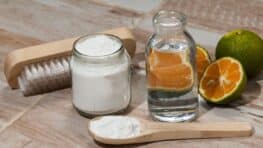 Bicarbonate et vinaigre blanc : ce mélange est-il vraiment efficace ?