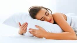 Ce réflexe de génie pour retrouver vos oreillers gonflés et comme neufs