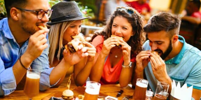 Cette arnaque fait rage dans les restaurants en France et tout le monde tombe dans le panneau