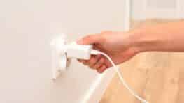 Cette erreur avec votre chargeur de téléphone fait exploser la facture d'énergie