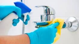 Cette méthode de nettoyage pour avoir une salle de bain brillante et propre en un rien de temps