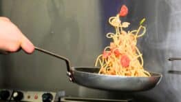 Cette quantité de pâtes à mettre dans votre casserole pour 1 litre d'eau pour cuisiner comme des italiens