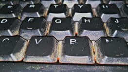 Clavier d’ordinateur : voici la bonne méthode pour le nettoyer en toute sécurité