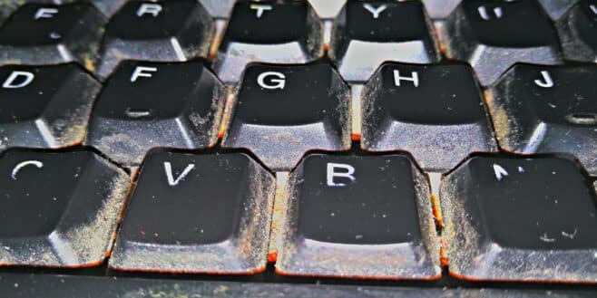 Clavier d’ordinateur : voici la bonne méthode pour le nettoyer en toute sécurité