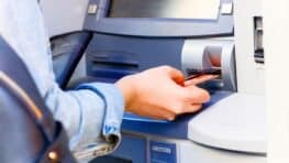 Fini les distributeurs de billets, les retraits d'espèces vont se développer aux commerces de proximité en 2026