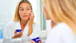 La crème Nivea remplacée par cette huile essentielle efface les rides et raffermit la peau