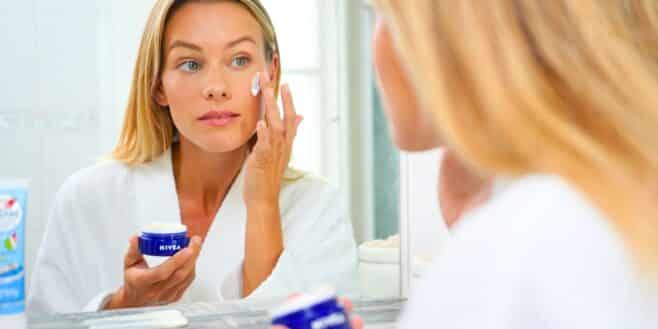 La crème Nivea remplacée par cette huile essentielle efface les rides et raffermit la peau