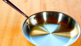 La graisse dans vos poêles c'est terminé grâce à cette astuce qui les rend comme neuves