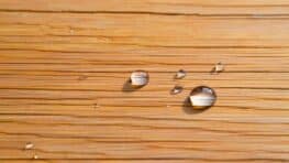 L'astuce imparable pour éliminer une tache d’eau sur un meuble en bois efficacement