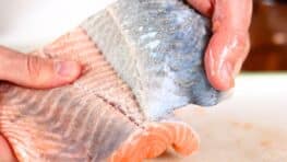 Les grands chefs dévoilent la méthode parfaite pour retirer la peau du saumon facilement