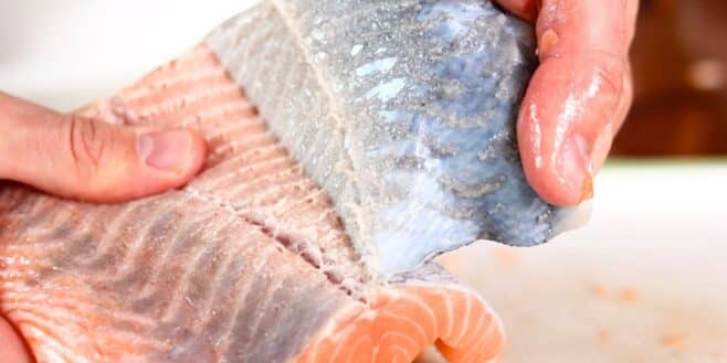 Les grands chefs dévoilent la méthode parfaite pour retirer la peau du saumon facilement