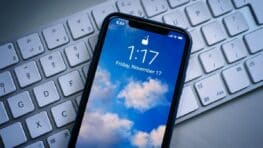 Méfiez-vous de ce petit point qui s'allume sur un coin de votre téléphone