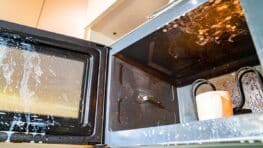 Micro-ondes : matériaux à éviter, règles d’usage et d’entretien pour éviter ces erreurs